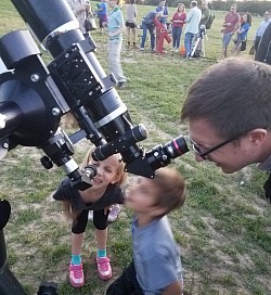 By aligning the scope side by side, one scope is just right for the little folks, while allowing their parents a comfortable view, too.